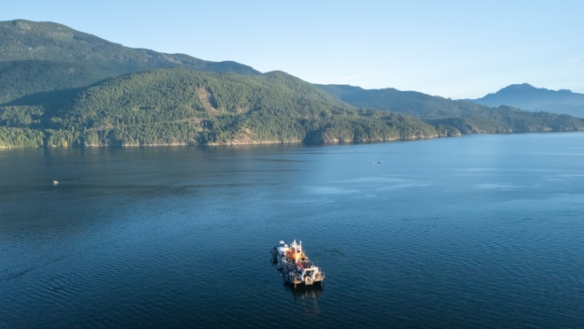 The barge and safety vessels in Jervis Inlet during the retrieval of the conductor. The barge and safety vessels in Jervis Inlet during the retrieval of the conductor.