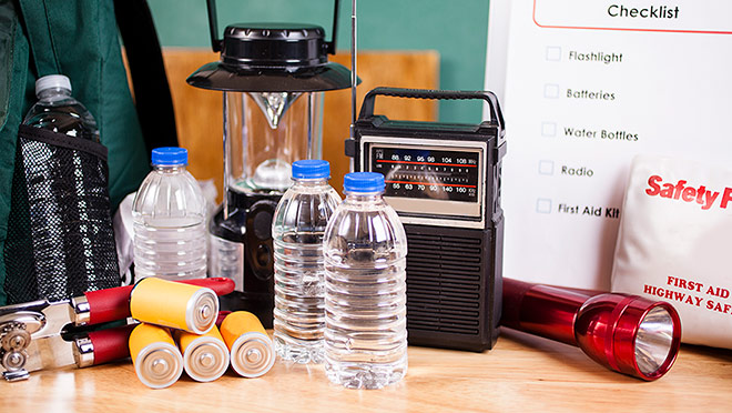15 Essential Items to Put in a Power Outage Emergency Kit